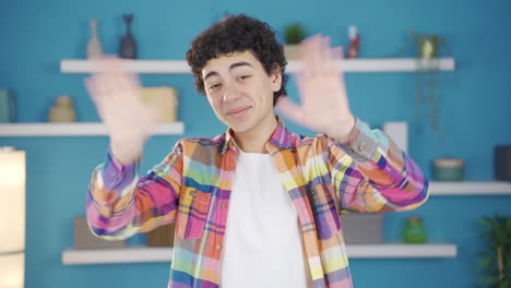 y un chico lindo feliz saludando a la cámara.