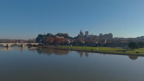 el horizonte de avignon con el puente de avignon - una amplia fotografía aérea