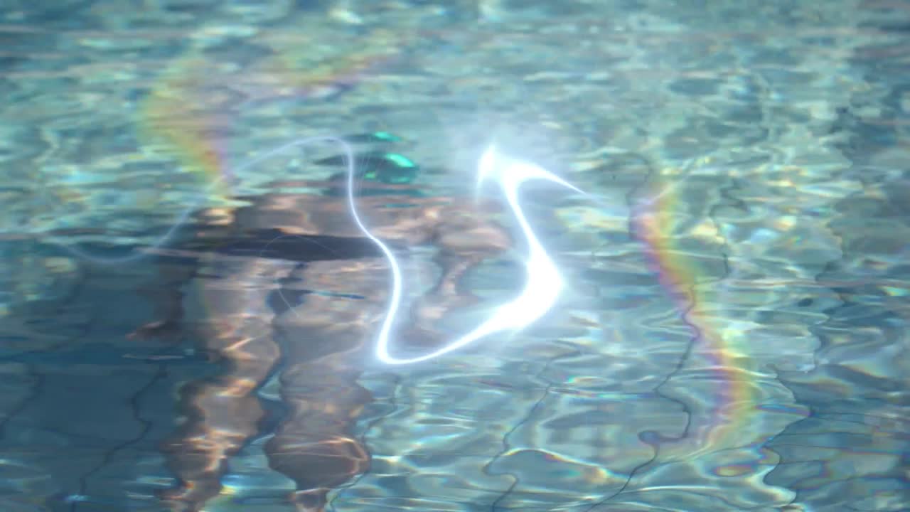 человек плавает в бассейне.