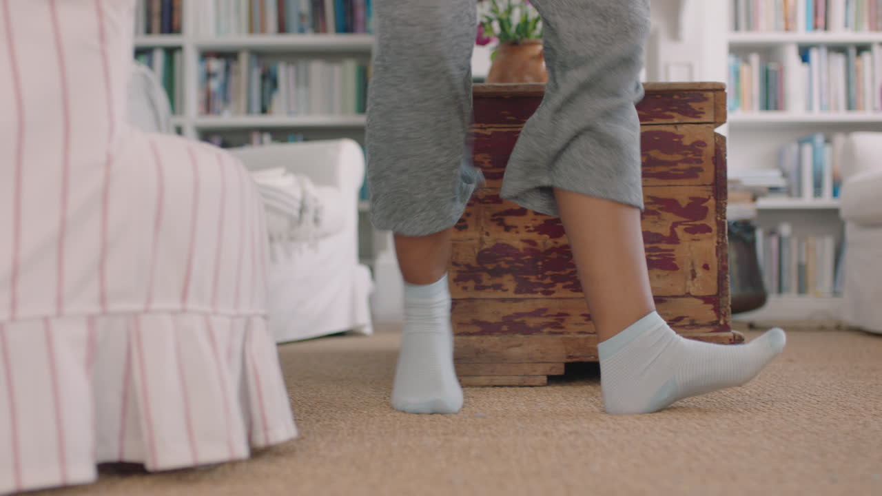 pies de cerca mujer feliz bailando en casa divirtiéndose celebrando la mañana del fin de semana con movimientos de baile funky usando calcetines disfrutando de la libertad imágenes 4k