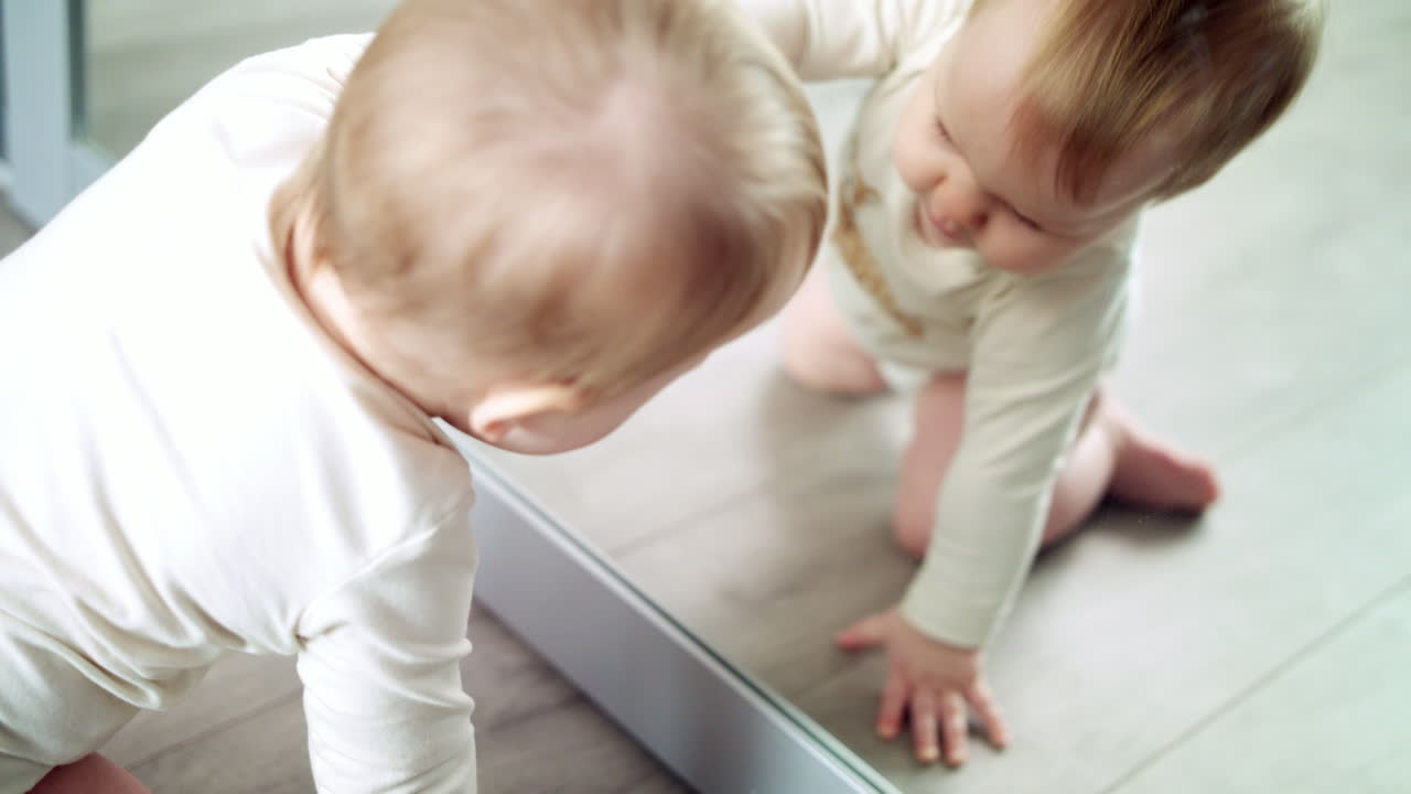 прекрасный ребенок смотрит в зеркало