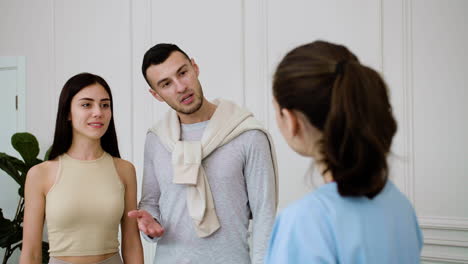 pareja joven visitando al fisioterapeuta