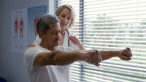 Physiotherapeut-Bei-Der-Arbeit-In-Einem-Krankenhaus