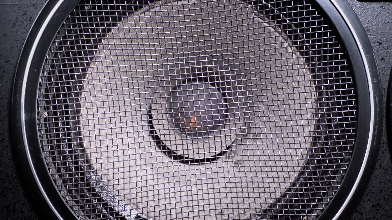 베이스 스피커 막을 연주합니다. loopable. 빈티지 종이 콘의 움직임