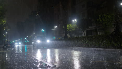 Tráfico-De-Transporte-Nocturno-Bajo-La-Lluvia