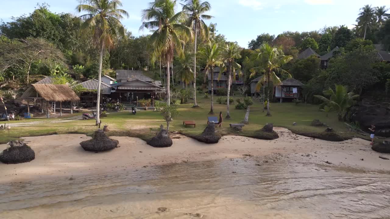 caminar por la noche mujer en vestido marrón