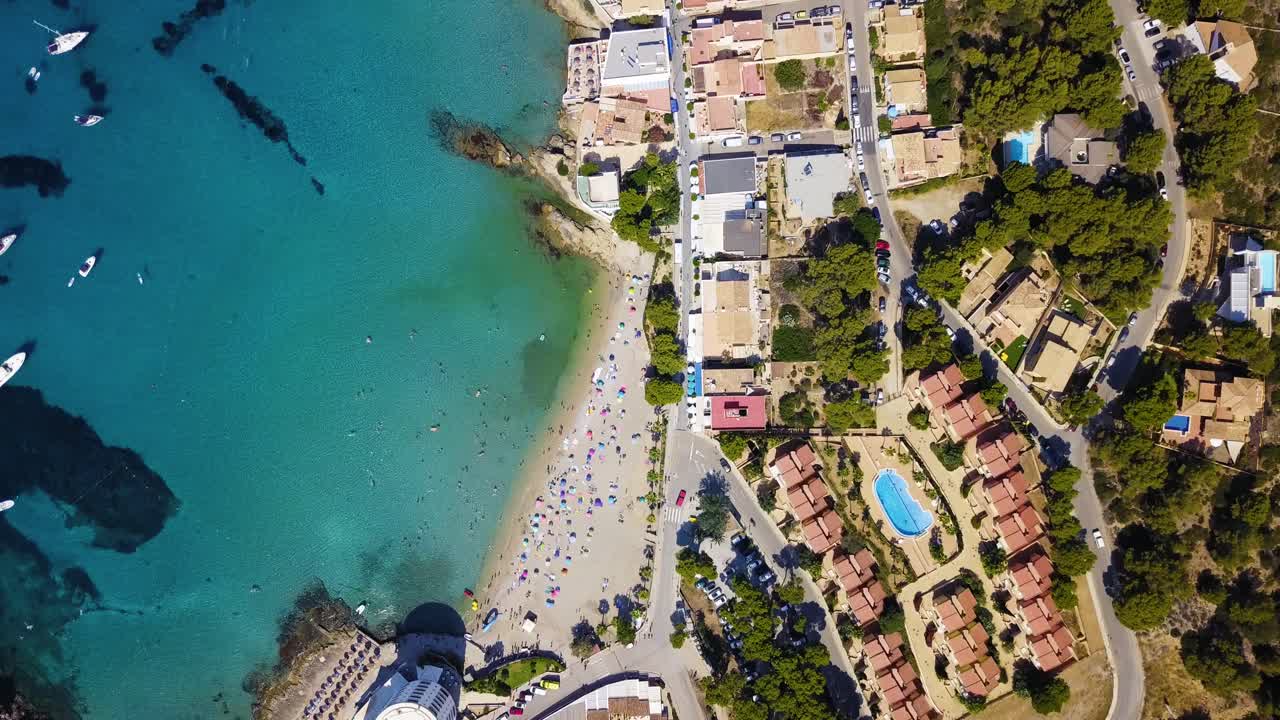 Playa de San Telmo, isola di Maiorca, con spiaggia vivace e acque turchesi limpide, in estate, vista aerea, Spagna, nel Mar Mediterraneo