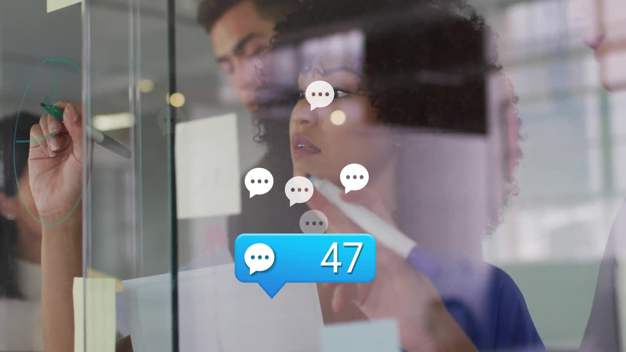 animación de iconos de los medios sobre diversos colegas tomando notas en la oficina