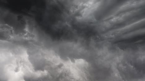 Blick-Auf-Gewitter-Und-Dunkle-Kumulonimbuswolken-Am-Himmel