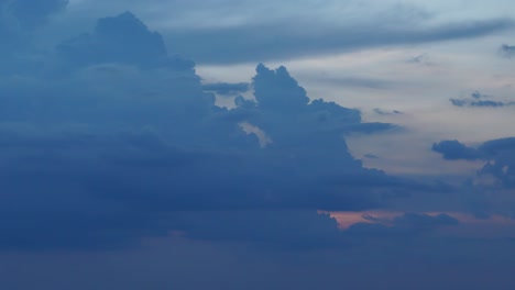 Lapso-De-Tiempo-De-Nubes-Dramáticas-Moviéndose-Al-Atardecer