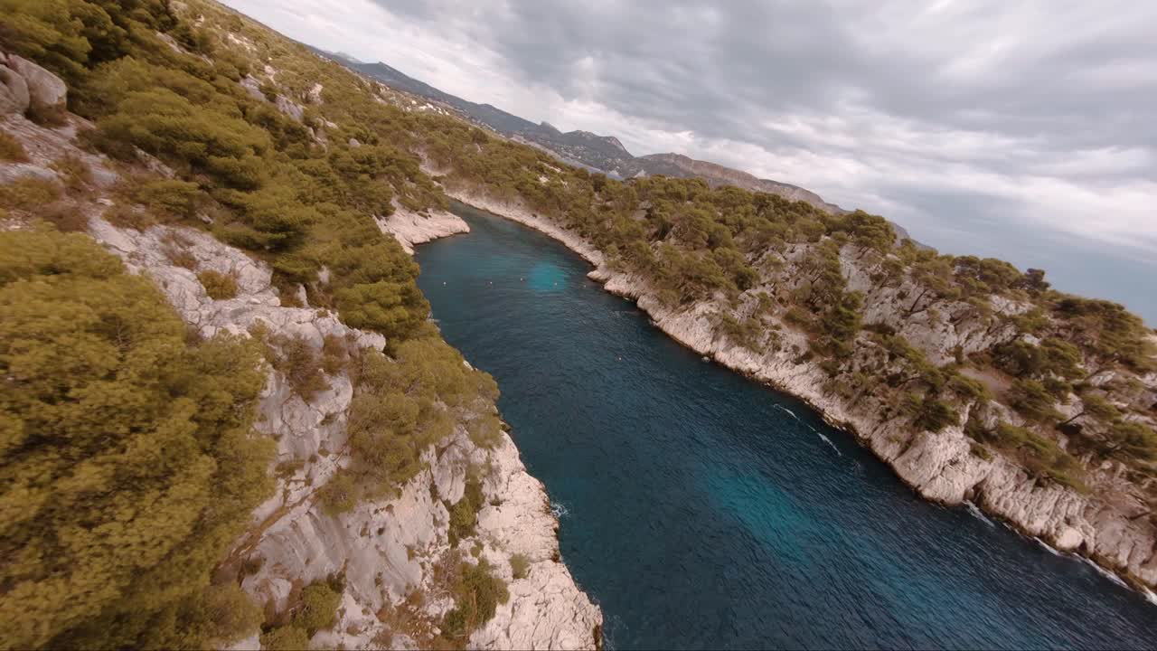 Ripresa aerea FPV sul litorale di Cassis, nel sud della Francia