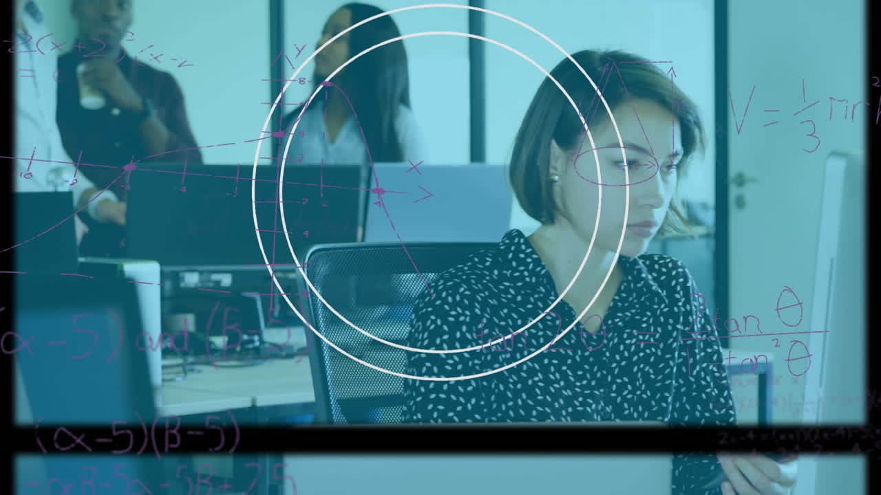 animación del alcance y las ecuaciones matemáticas sobre una mujer de negocios que usa un teléfono inteligente en la oficina