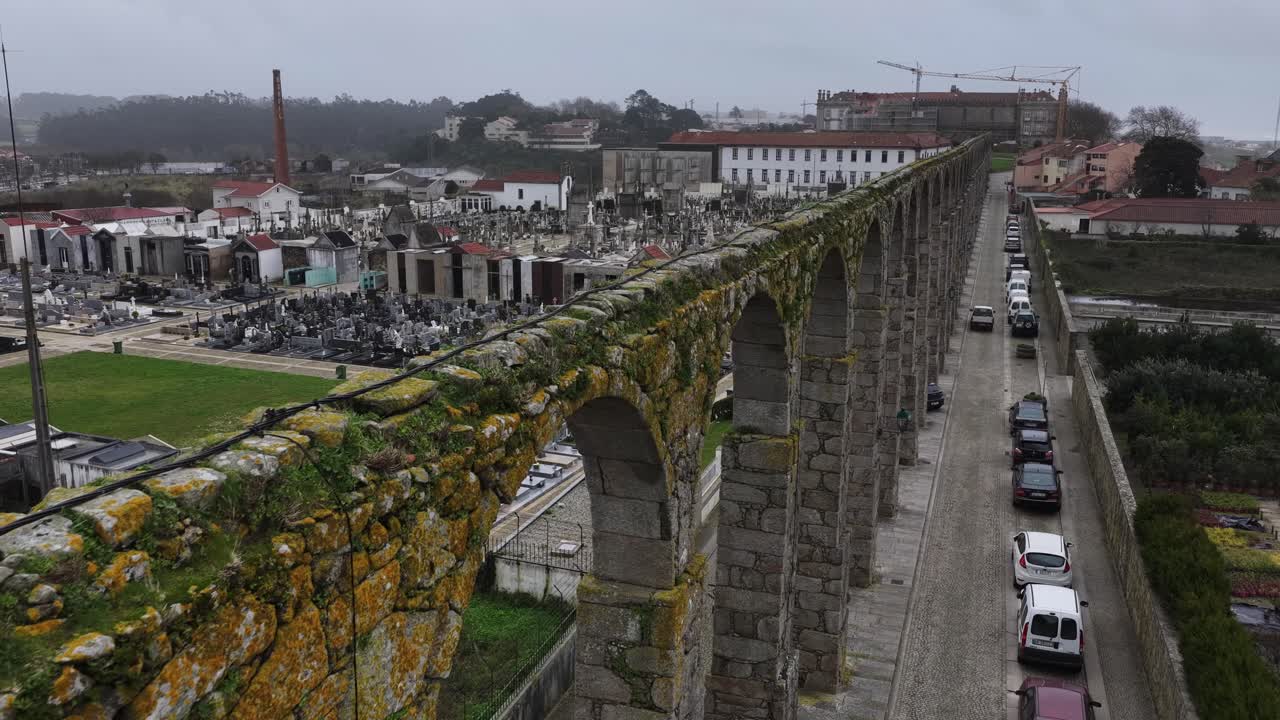 Portekiz'deki kemerli 17. yüzyıl su kemerinin drone çekimi. Vila do Conde şehri. Yakın çekim.