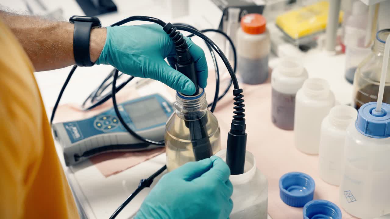 el hombre prueba muestras de agua para los niveles de contaminación