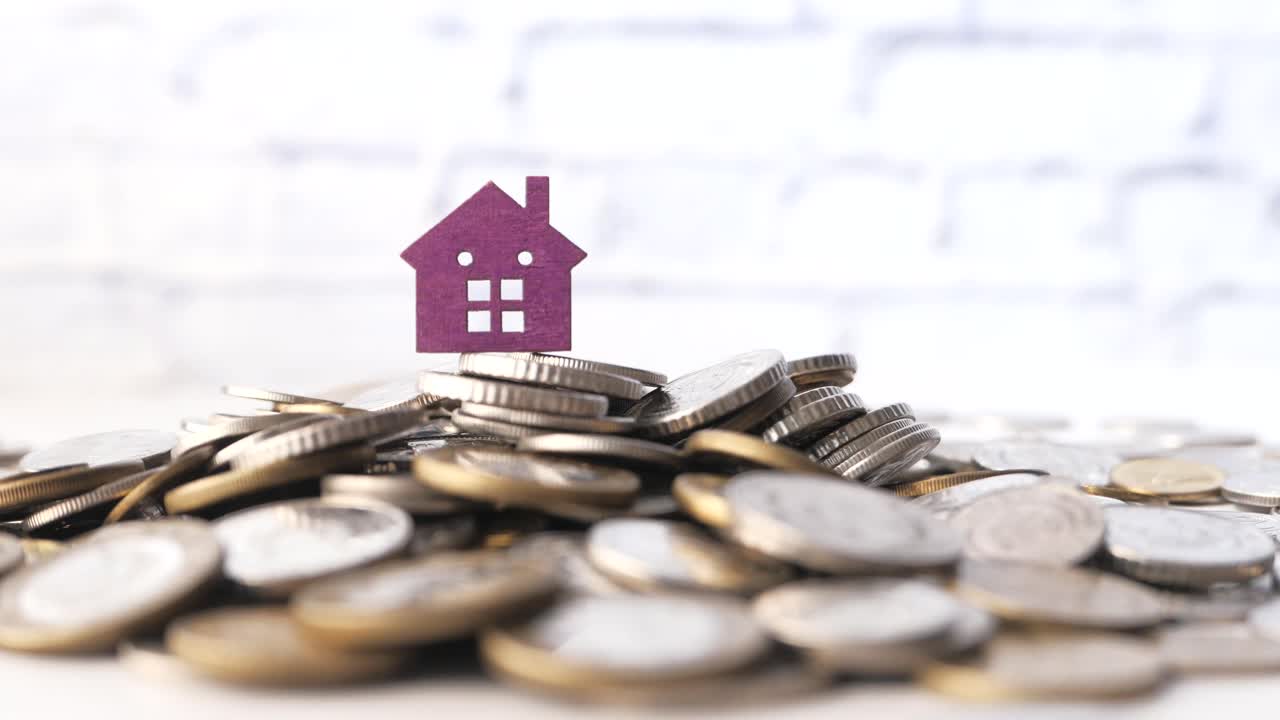 casa en una pila de monedas
