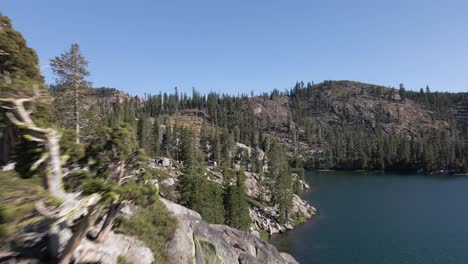 Aéreo-Del-Lago-Alpino-En-Las-Montañas