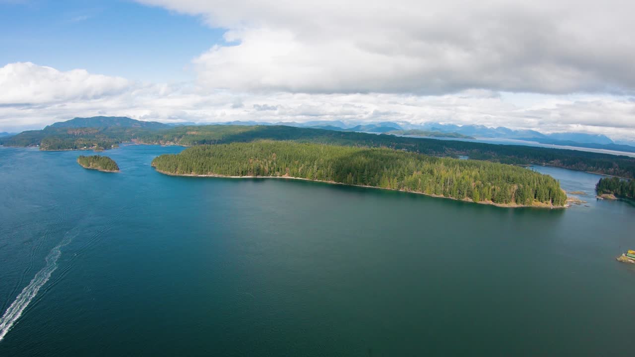 helicóptero volando sobre el río campbell bc hacia la isla de gowlland