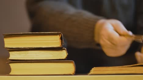 Una pila de libros viejos.