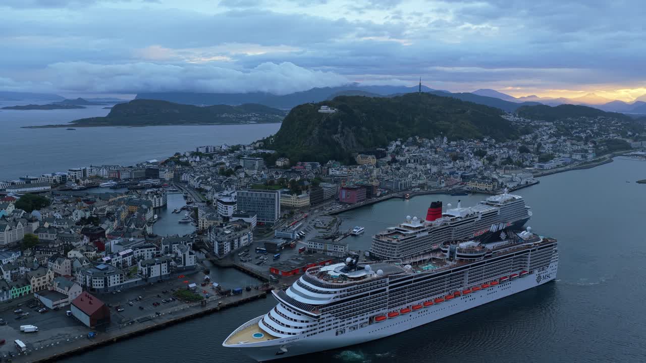Naturskønt luftfoto af Ålesund-halvøen med urban charme og naturlig skønhed.