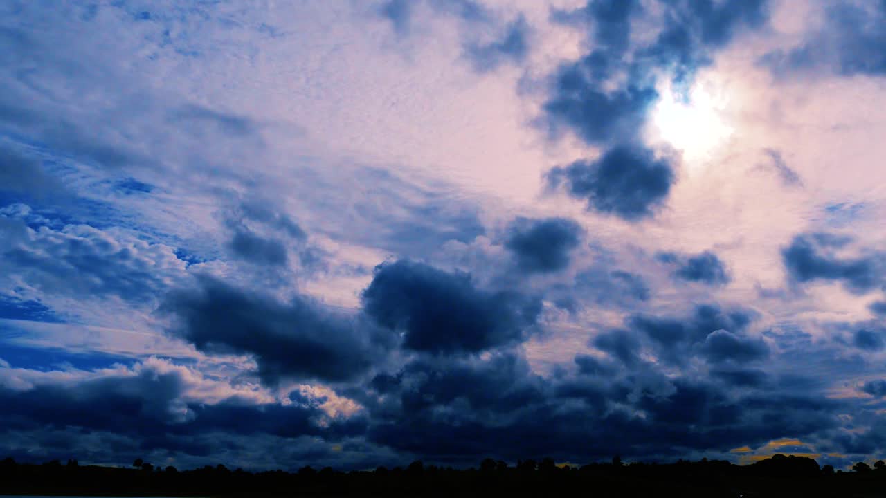 다용도 프로젝트에 적합한 썬 비디오가 포함된 극적인 시간 경과 하늘, 제목, 메시지 또는 로고 삽입