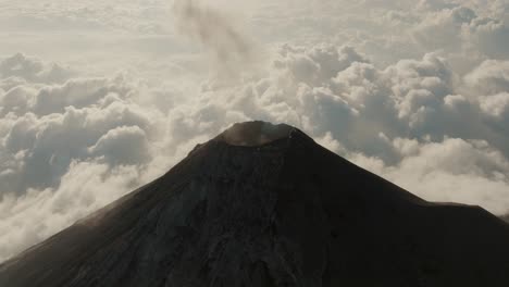 Luftaufnahme-Des-Vulkans-Fuego,-Der-Asche-über-Den-Wolken-In-Guatemala-Ausbricht