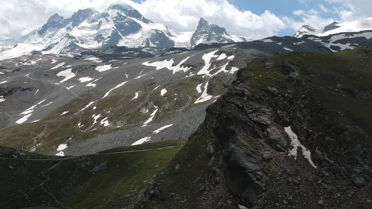 스위스 제르마트 (zermatt) 에 있는 매터호른 빙하 파라다이스 (matterhorn glacier paradise) 의 상승하는 드론 사진