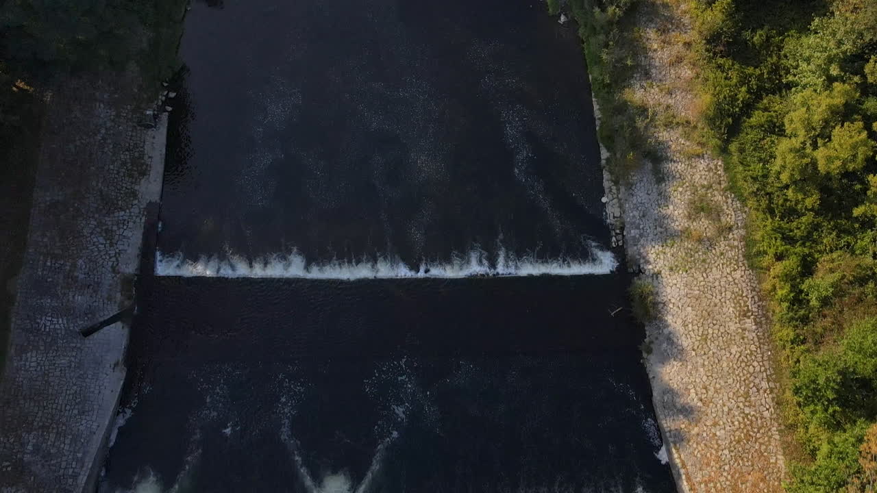 위에서 본 돌 위로 흐르는 강 위의 비행