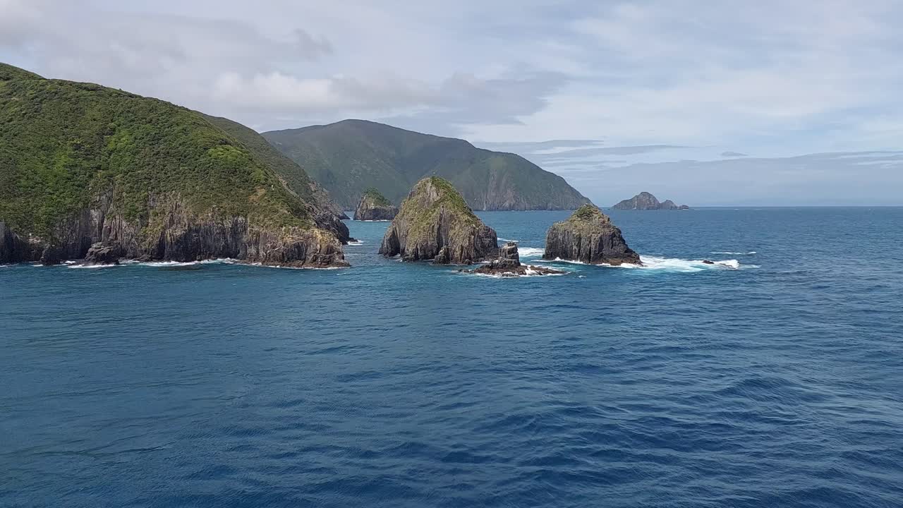 navegando más allá de algunas islas en la parte superior de la isla sur de nueva zelanda