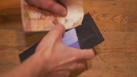 poner billete de banco rial iraní en billetera