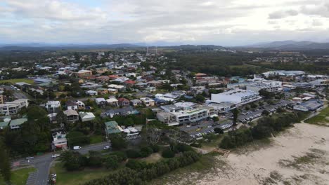 establecimientos comerciales en la costa de kingscliff beach a lo largo de marine parade en nsw, australia