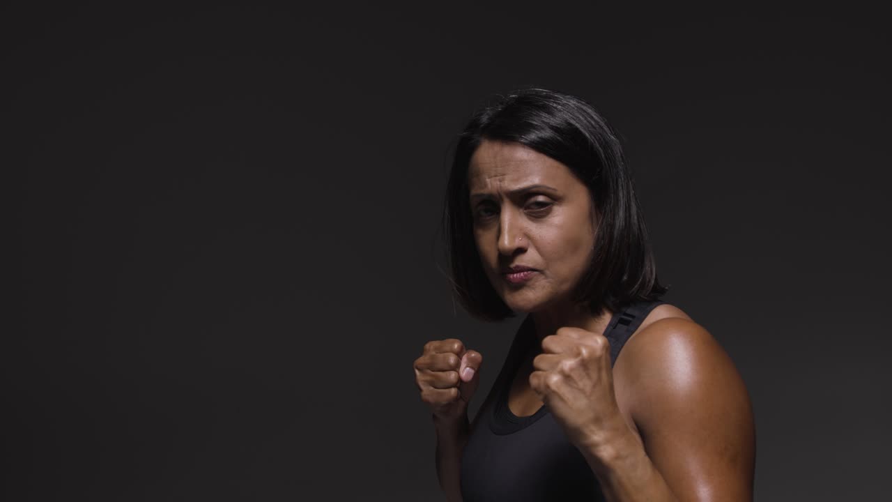 retrato de estudio de una mujer madura con ropa de gimnasia haciendo ejercicio en la cámara 3