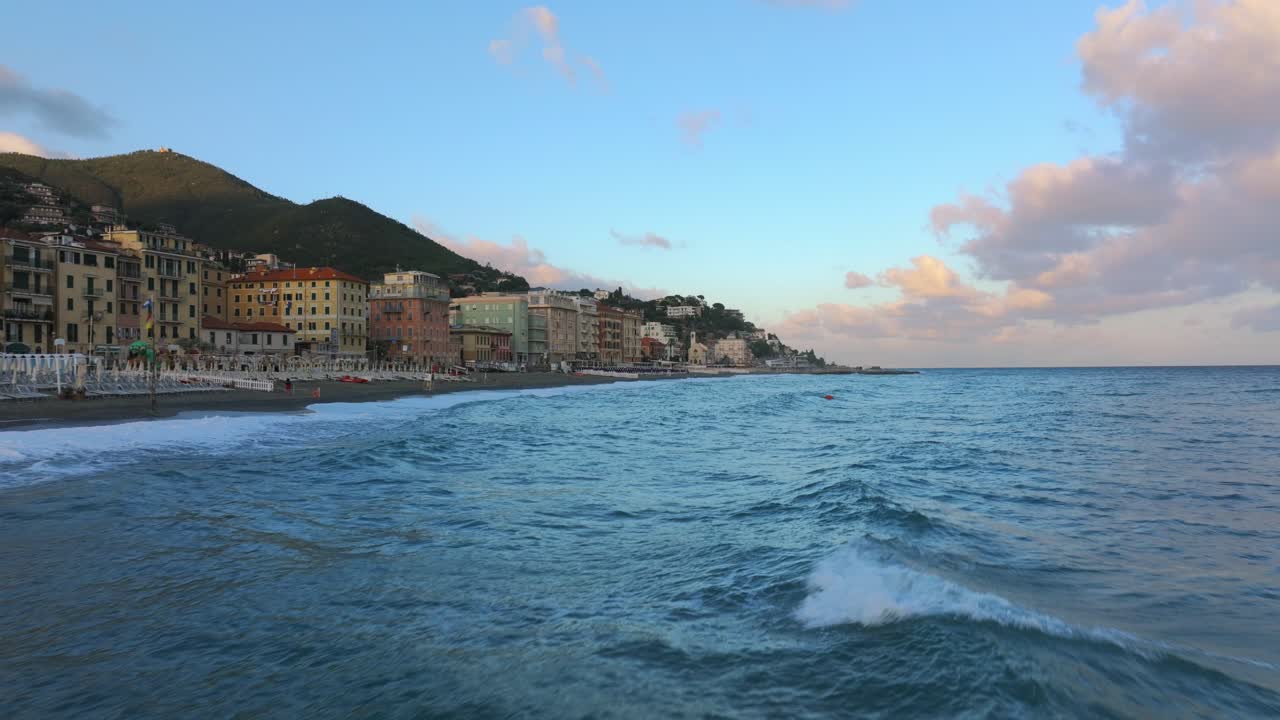 이탈리아 리구리아 지방의 바라제 해안선을 따라 해수면 위를 날아다니는 드론