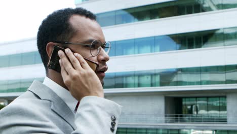 Ernsthafter-Geschäftsmann,-Der-Per-Smartphone-Spricht