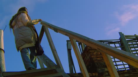 mujer subiendo escaleras de madera