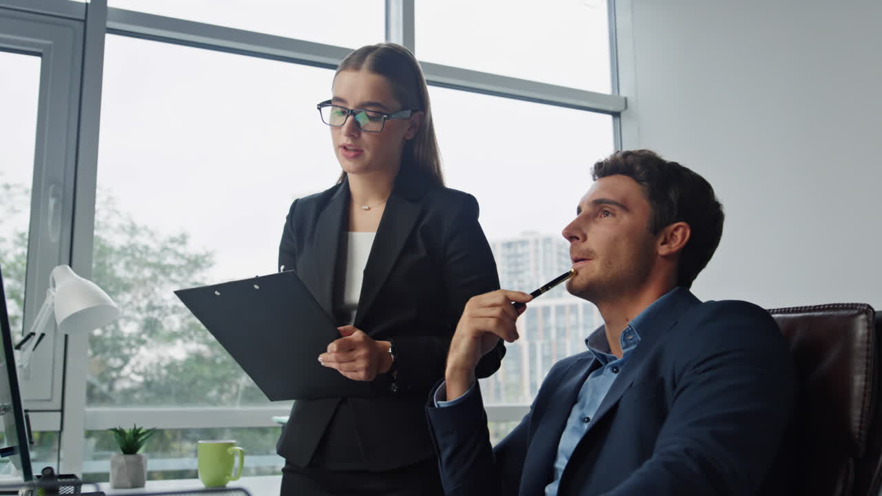 direttore fiducioso che discute di assistente di pianificazione del programma aziendale da vicino.