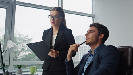 Selbstbewusster-Manager-Bespricht-Den-Assistenten-Bei-Der-Planung-Des-Geschäftsplans-In-Nahaufnahme.