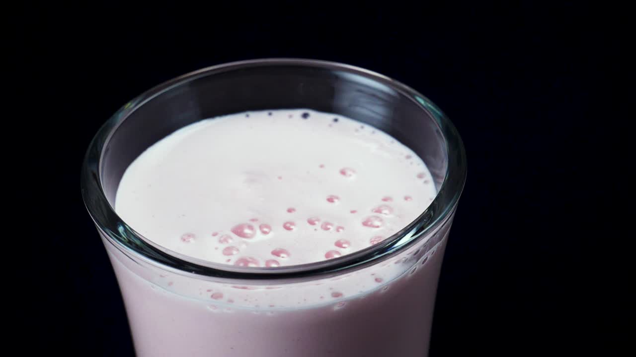 Frullato di fragole in un bicchiere