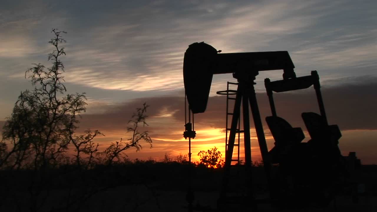 plano medio de una bomba de aceite silueteada girando en el desierto de nuevo méxico 4