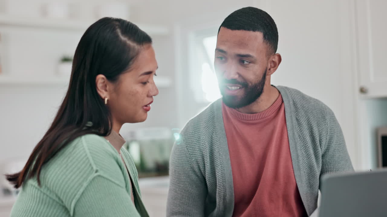 computadora portátil, planificación del presupuesto y pareja en la cocina