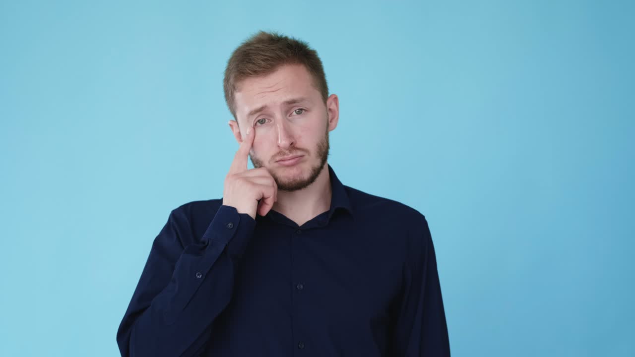 gesto de lloro emoción triste hombre flujo de lágrimas gif bucle