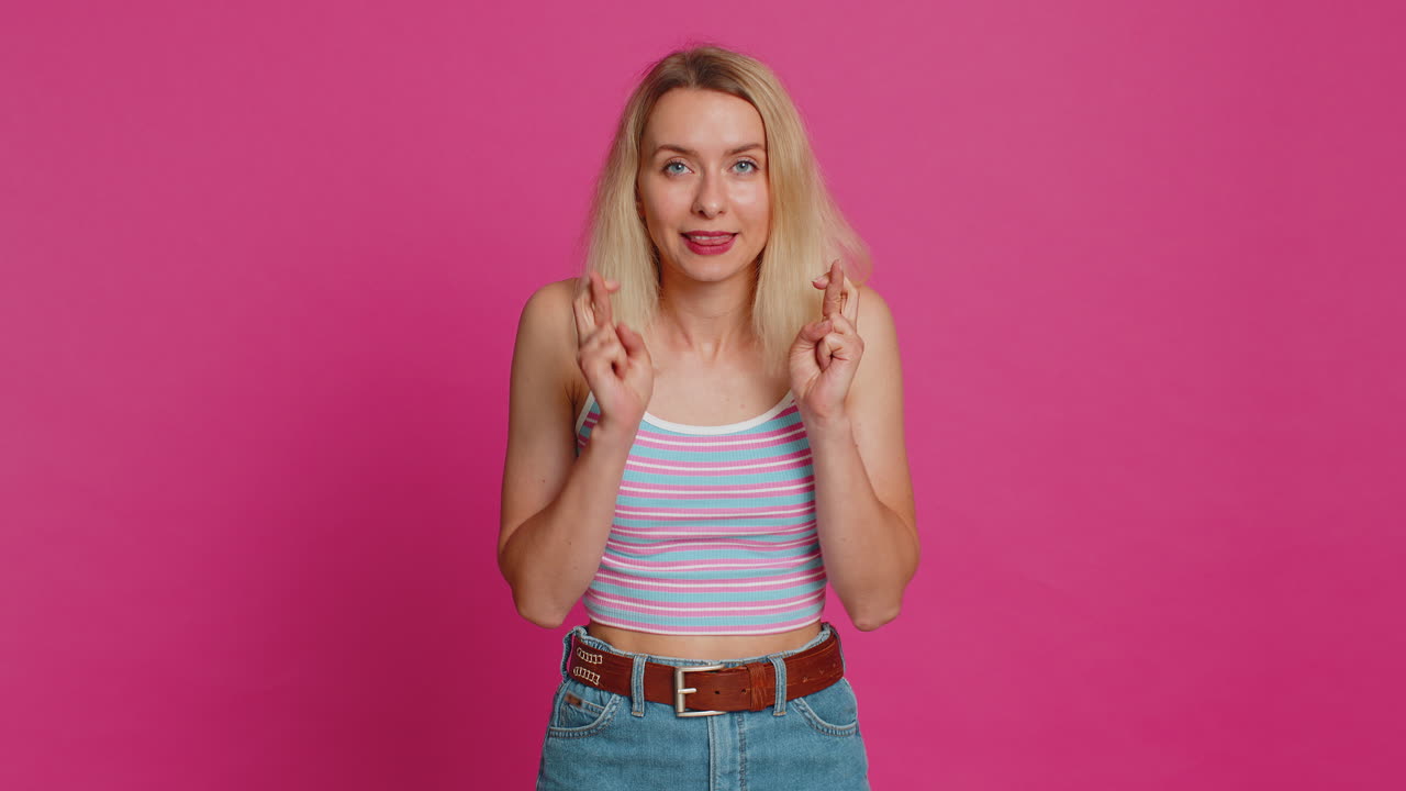 행복한 백인 여성은 성공을 축하합니다. 생일, 복권, 잭, 목표 달성, 좋은 소식.