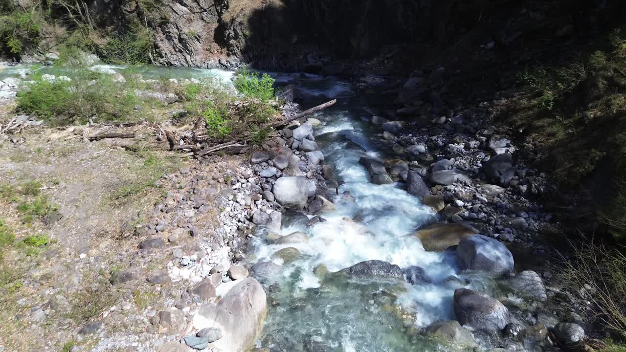 vuelo aéreo de drones de 4k sobre un hermoso río de montaña rodeado de bosques y acantilados en austria, europa