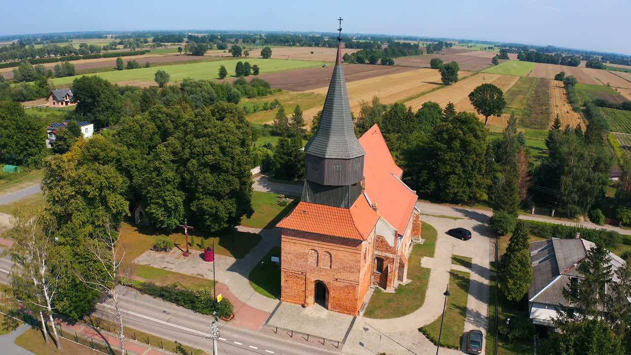 폴란드 의 세드리 위엘케 에 있는 아름다운 중세 교회 의 공중 사진