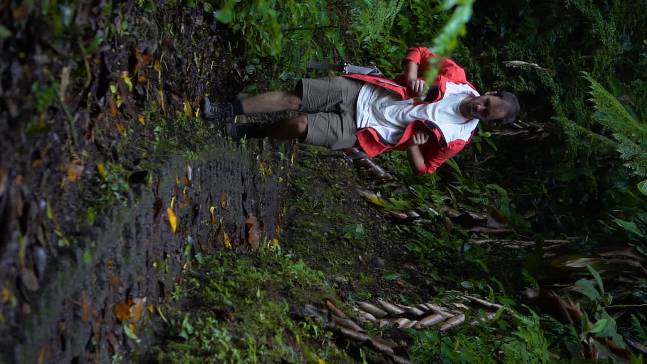 중앙 아메리카 열대 우림을 탐험하는 트레킹 경로에서 코스타리카 깊은 정글에서 혼자 걷는 수직 젊은 백패커 여행자