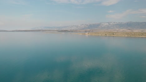 La-Tranquila-Superficie-Del-Mar-Adriático-Refleja-Nubes-Pálidas-En-Una-Mañana-Temprana-A-Fines-Del-Verano