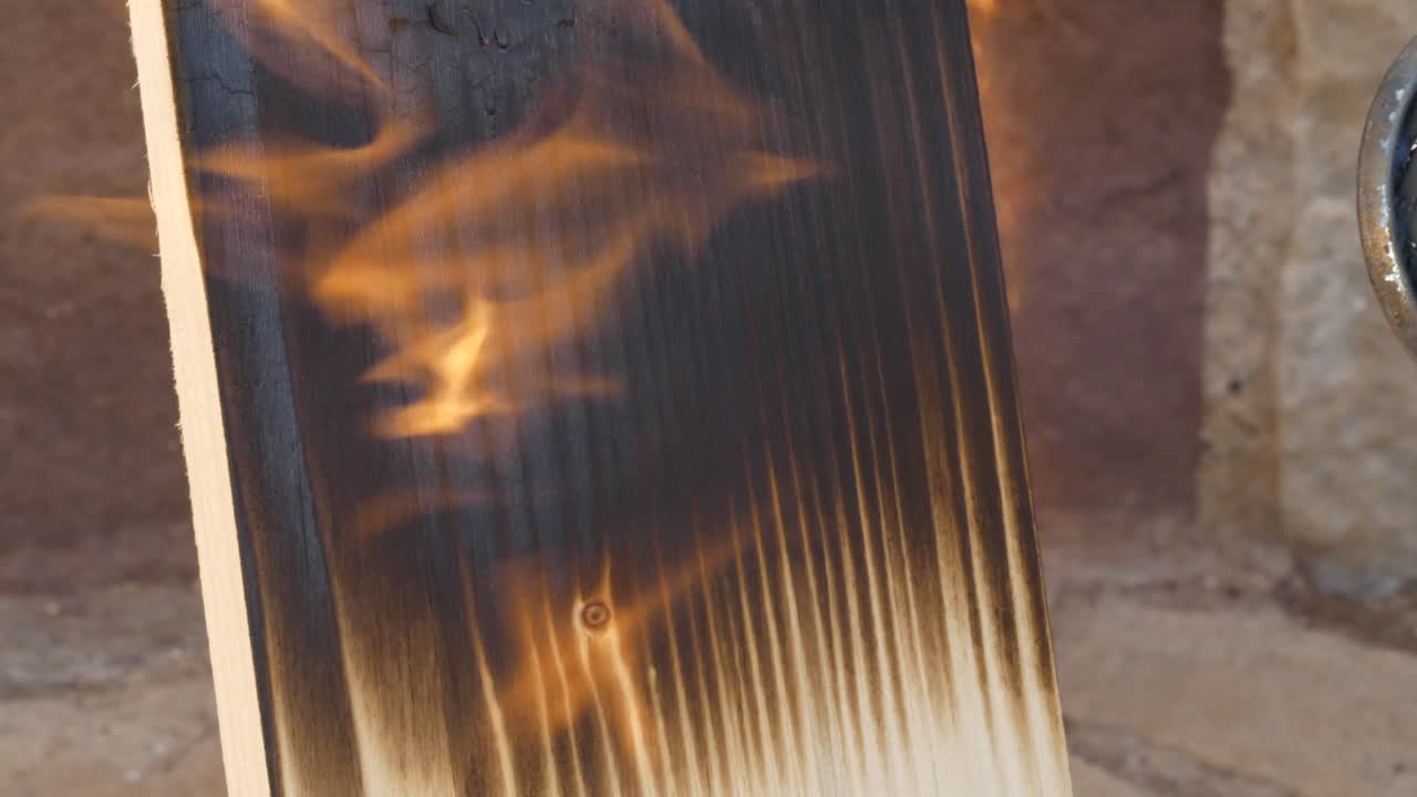 madera quemada, preservación de la madera, yakisugi japonés tradicional, primeros planos