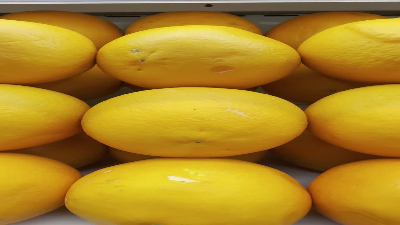 Close-up de Laranjas Amarelas Frescas Empilhadas em um Mercado