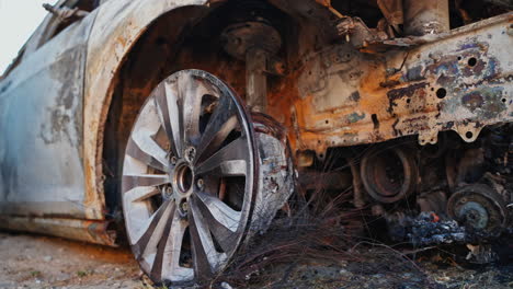 coche quemado y destruido
