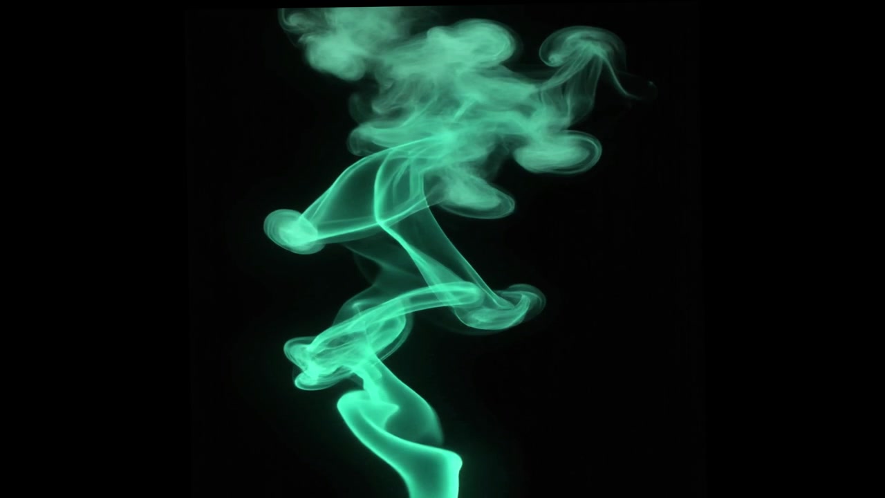 Fumo astratto verde che sale su sfondo nero