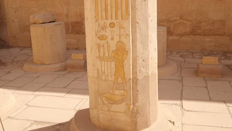 jeroglíficos coloridos en los templos del valle de los reyes en luxor, egipto